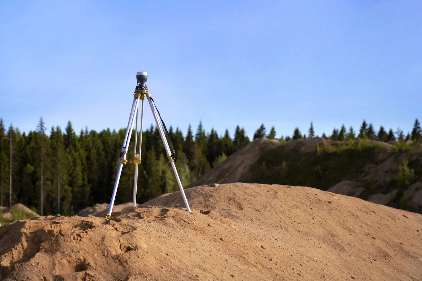 Receptor GNSS sobre trípode en un relevamiento de campo